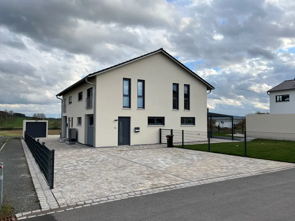 Neu gebautes Einfamilienhaus mit Satteldach, Luftwärmepumpe und gepflastertem Hof