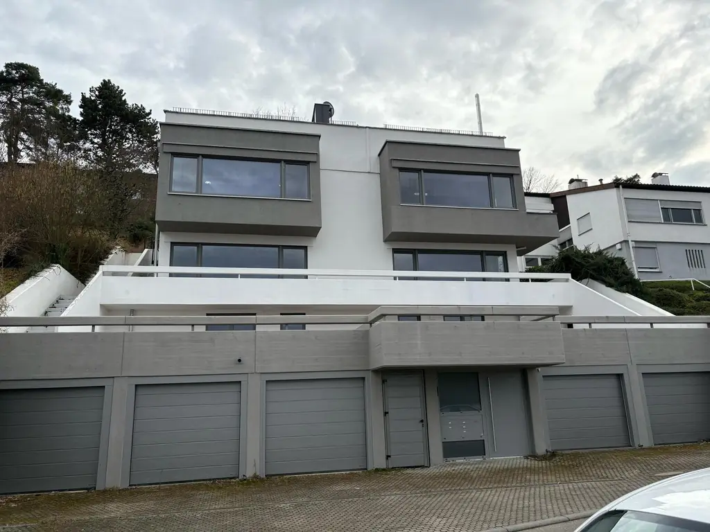 Mehrfamilienhaus am Hang mit Garagenzeile nach der Sanierung